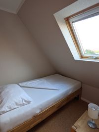 Schlafzimmer mit Einzelbett (90x200 cm) im Obergeschoss