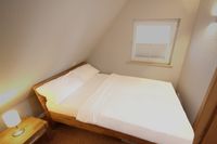 Schlafzimmer mit Doppelbett (140x200 cm) im Obergeschoss