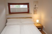 Schlafzimmer mit Doppelbett (140x200 cm) im Erdgeschoss